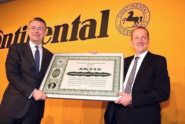 Vorstandsvorsitzender Dr. Karl-Thomas Neumann übergibt dem scheidenden Finanzvorstand Dr. Alan Hippe eine Teamgeist-Aktie von Continental. Photo: UnitedPictures